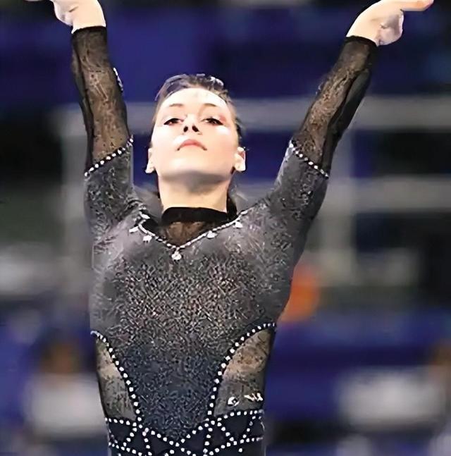 俄罗斯体操队在比赛中展现实力 俄罗斯体操队在比赛中展现实力