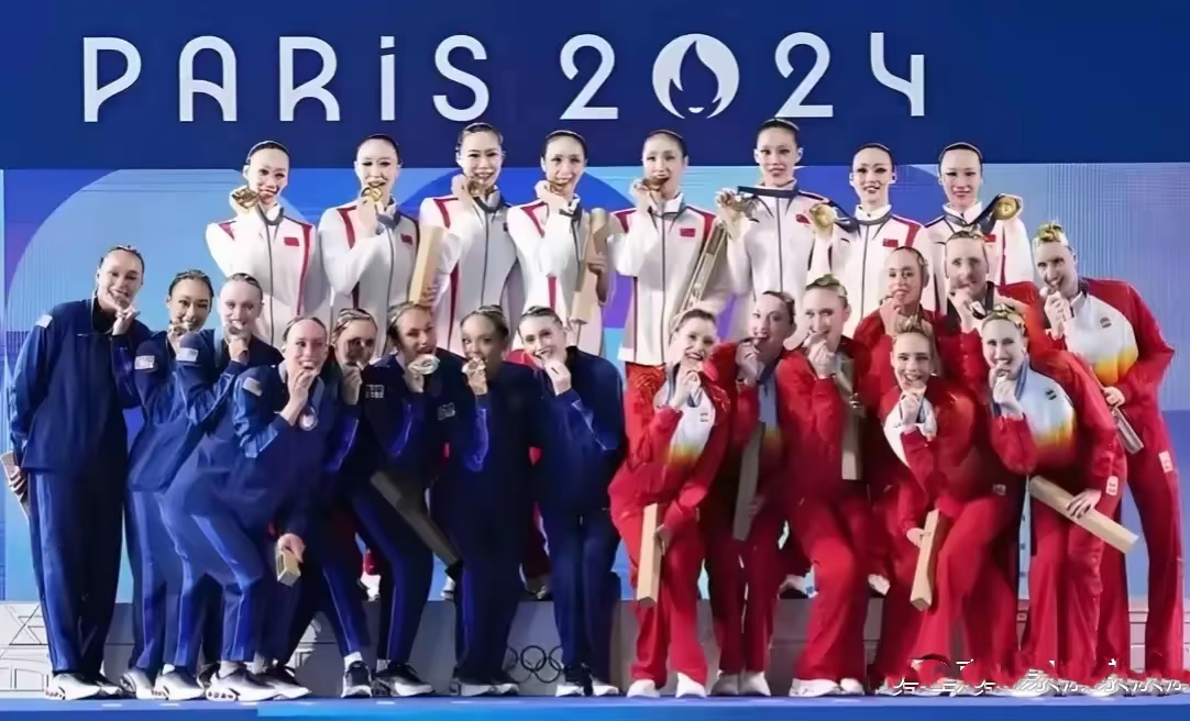 体操选手完美呈现领奖台上光芒四射 体操选手完美呈现领奖台上光芒四射