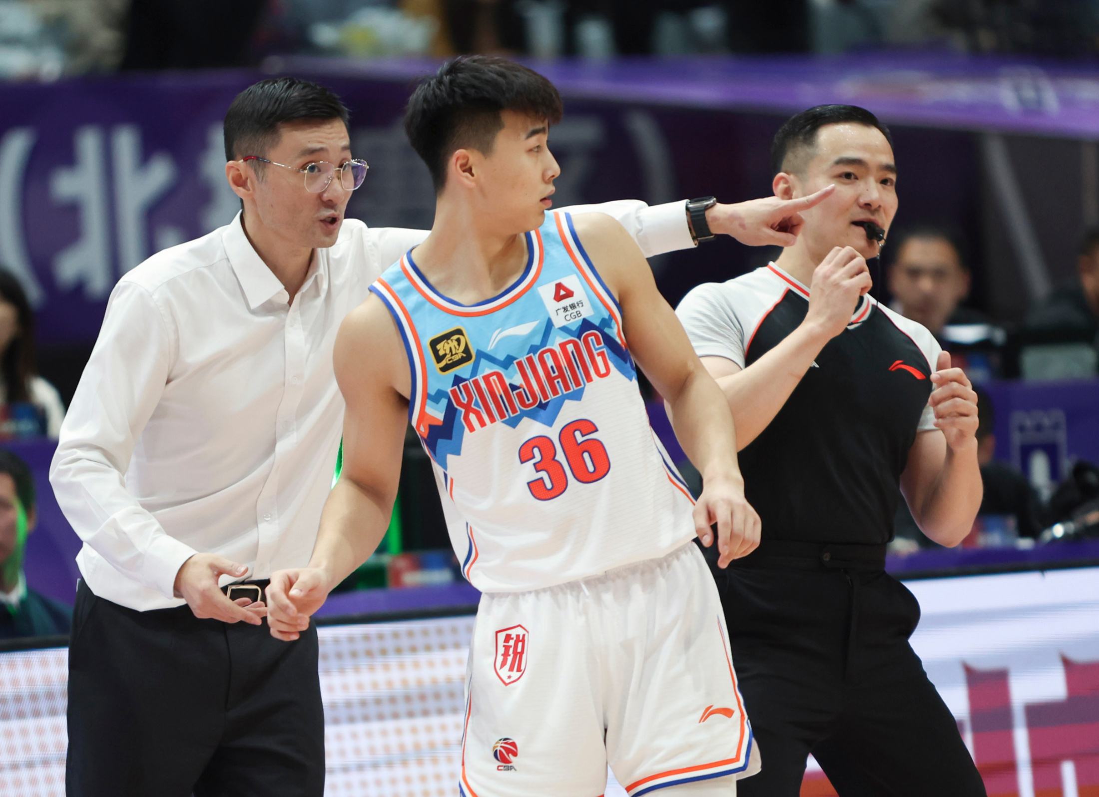 新疆队拼尽全力调整，迅速纠正战术成功放手一搏的简单介绍