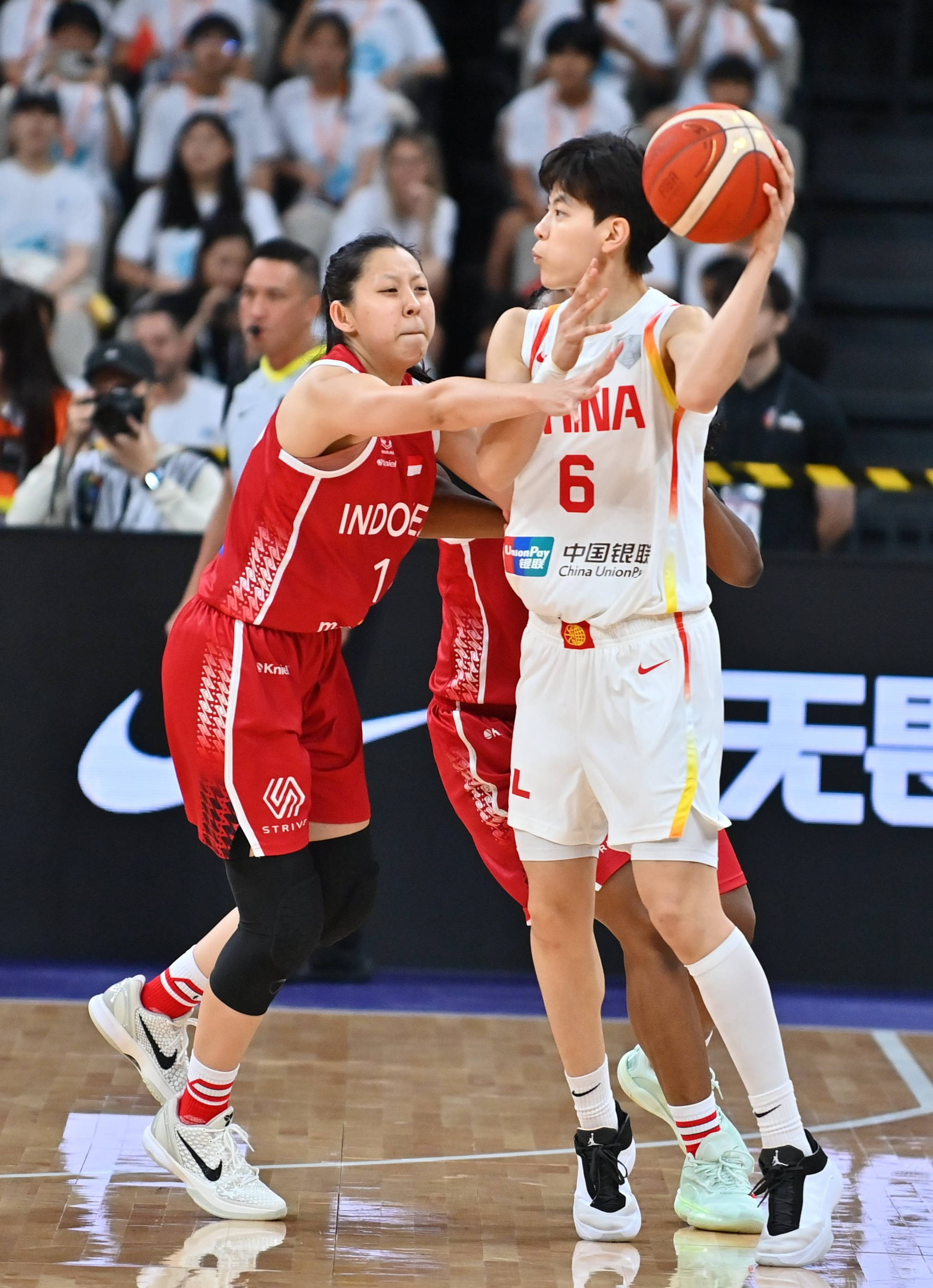 东南亚篮球公开赛举行，吸引球迷关注