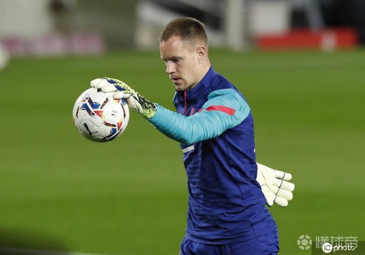 包含蓝军客场战平荷甲劲旅，小组领先稳固的词条