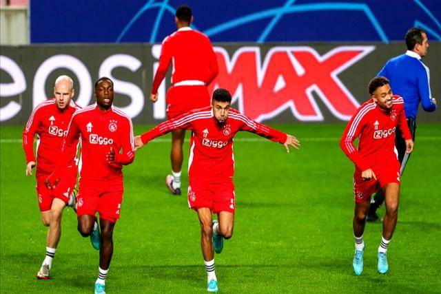 包含阿贾克斯表现亮眼，挑战拜仁慕尼黑的霸主地位的词条