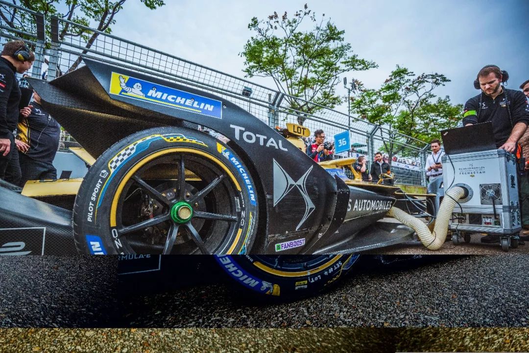 阿曼游泳选手一路领先，稳坐第一名