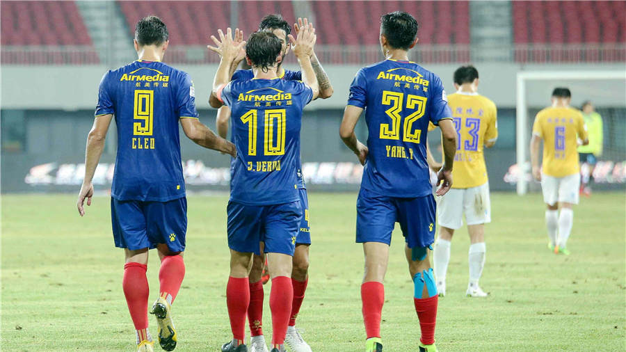 包含深圳佳兆业主场大胜青岛黄海，喜获胜利的词条