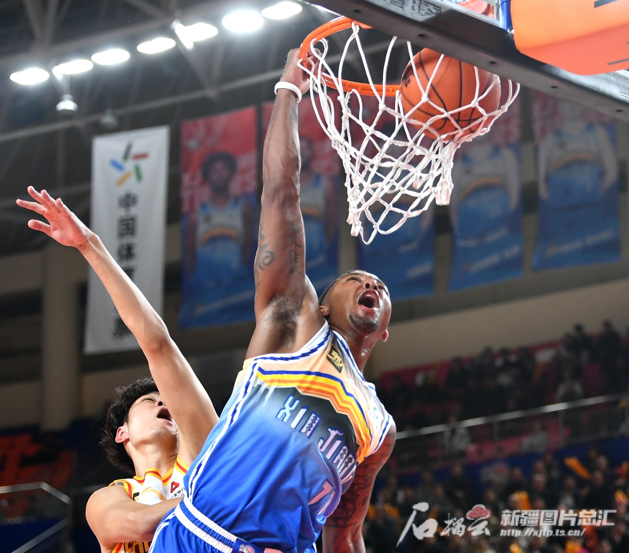 深圳男篮队员发挥出色，连续两场大胜