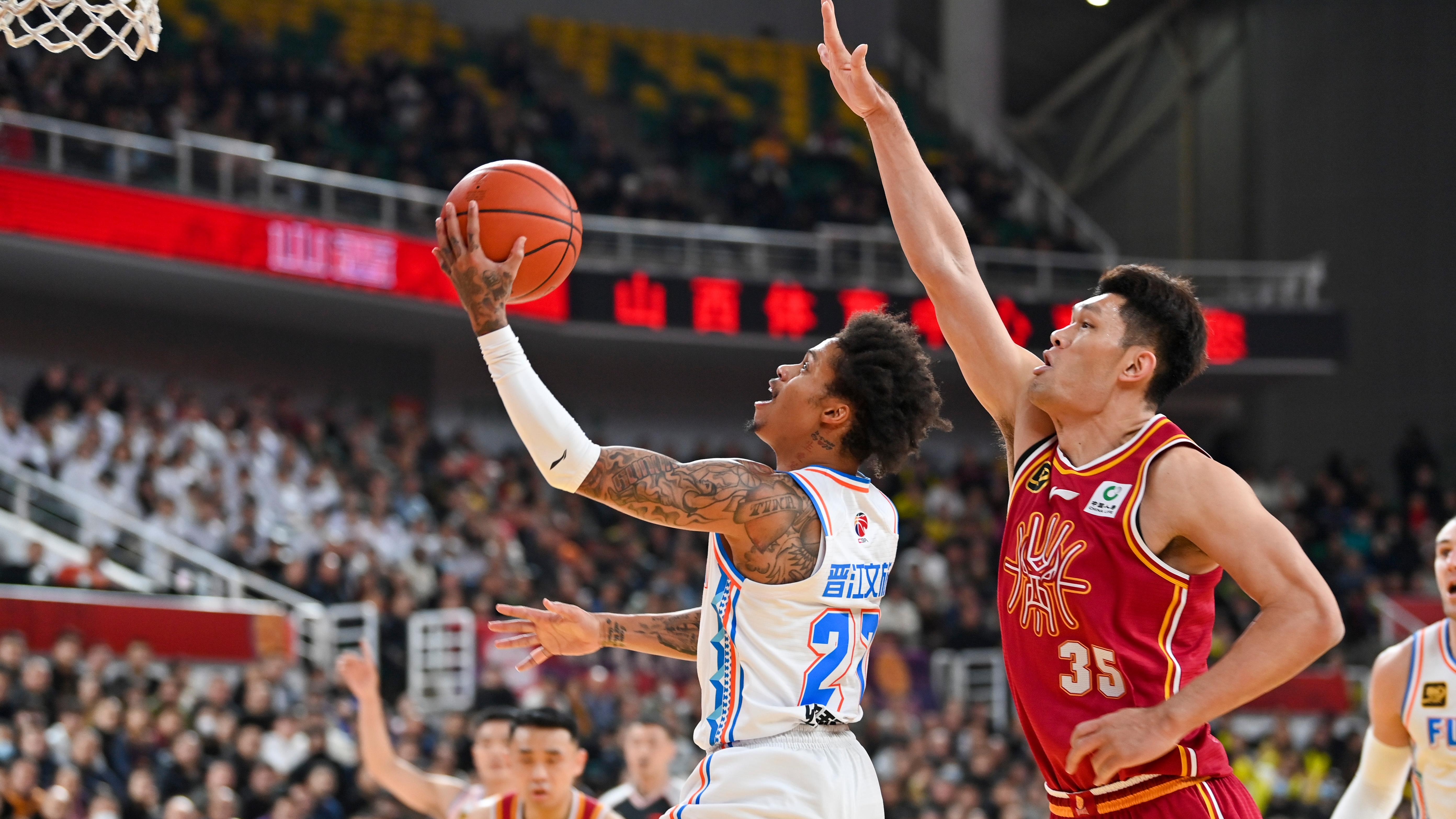 福建队险胜公牛，王哲林扛起全队