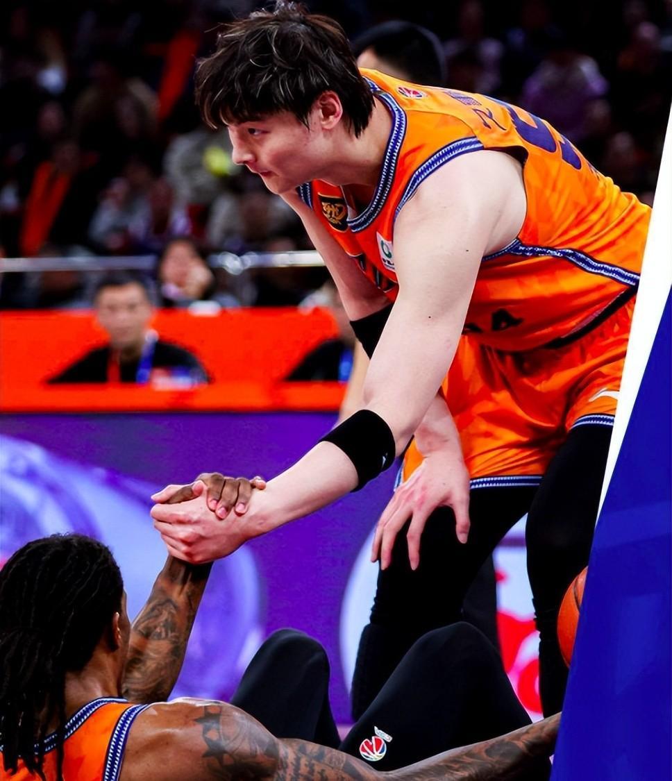 福建队险胜公牛，王哲林扛起全队